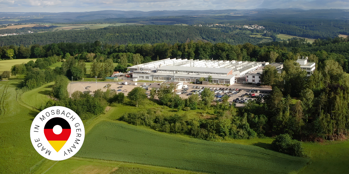 Gyártósoron dolgozó munkás a a Resideo németországi gyárában, Mosbach-ban.