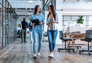 Irodában sétáló alkalmazottak