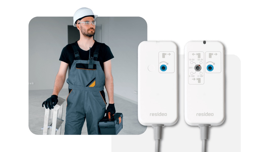 telepítő az építkezésen, készen áll a kis lineáris működtetők felszerelésére