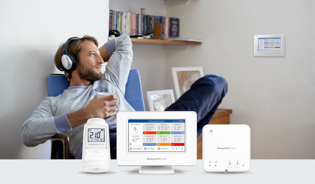 MUŽ NA ŽIDLI S PRODUKTY EVOHOME PŘED SEBOU